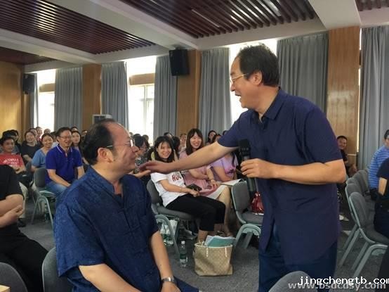 一群人在房间里交谈 描述已自动生成